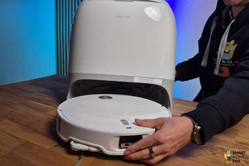 Die Servicestation des Roborock Qrevo Curv 2 Pro wird im Test gezeigt, sie wäscht und trocknet die Mopps automatisch.